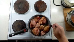 обжаренные окорочка тушёные с луком в сметане)