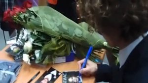 Алексей Матиас подписывает фанам свой диск "Минута"