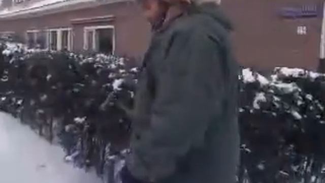 RoccoTinus Jetta mk2 sneeuw vrij maken met hamer.3gp смотреть онлайн