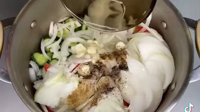 Самая вкусная закуска на зиму, с огурцами, луком и помидорами. смотреть онлайн