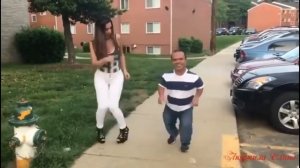 Карлик танцует с красоткой ой не женюсь я не женюсь