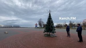 На набережной Керчи начали разбирать ёлку