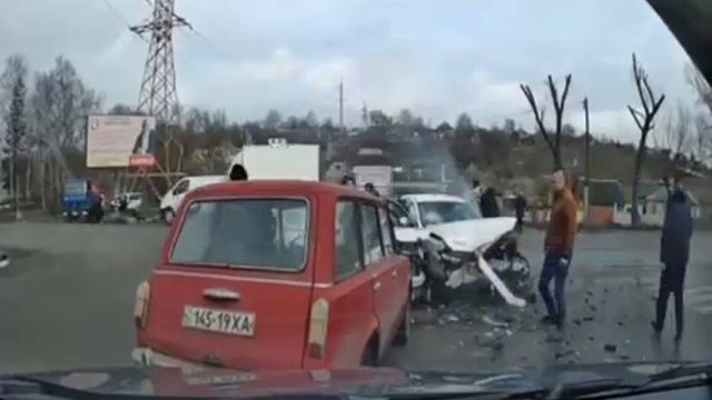 Под Харьковом «лоб в лоб» столкнулись два легковых автомобиля смотреть онлайн