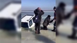 как автомобиль ушел под воду вместе с пенсионером