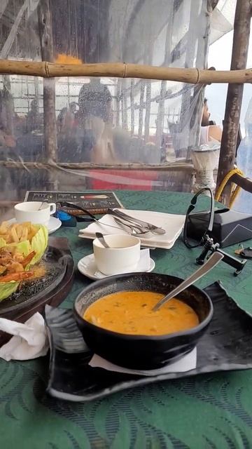 #Sizler with #seafood on the beach. #Mandrem #foodplanet Тайский рыбный суп 240, я ошибся. #гоа