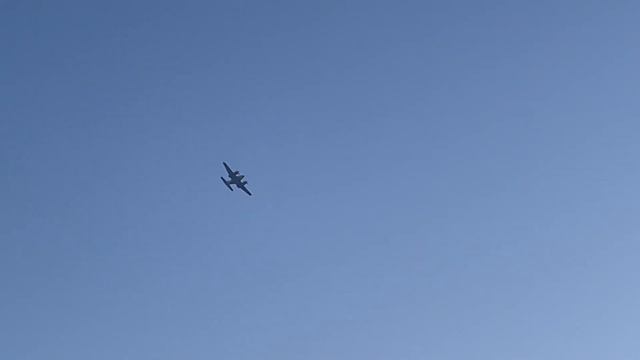 N707AG 4 bladed Piper PA-31-325 Navajo Panther flybys/arrivals at KHWV over my house смотреть онлайн