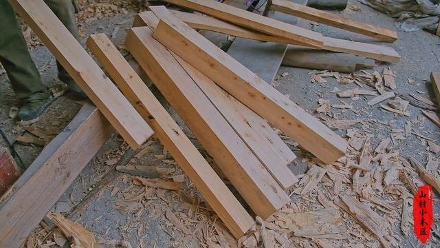 Плотник Ан Сюй сделал большой стол для гостиной, со столешницей из слэбов