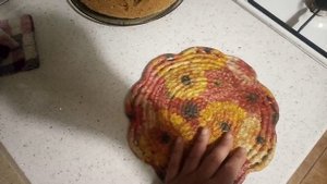 Шарлотка остыла, можно достать из формы.