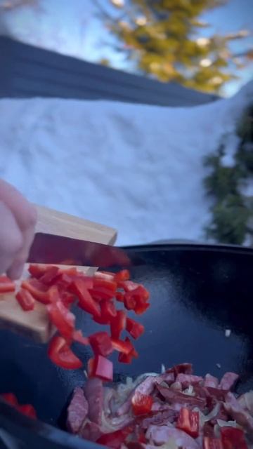 Картошка по-охотничьи в казане на костре 🔥с краковской колбаской и овощами