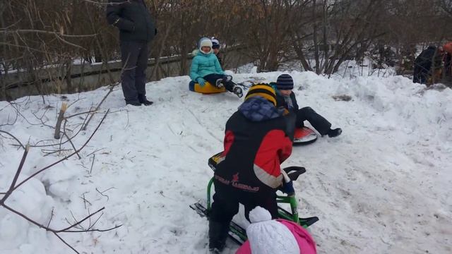 А так мы каталися с к горки! И даже ни капли не замёрзли... смотреть онлайн