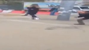 бомж орёт и рыгает одновремено