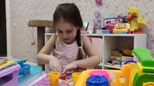 Алина Малина делает печеньки! В ход идут пластилин и блёстки от поняши