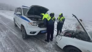 На Ставрополье автоинспекторы помогают водителям в непогоду