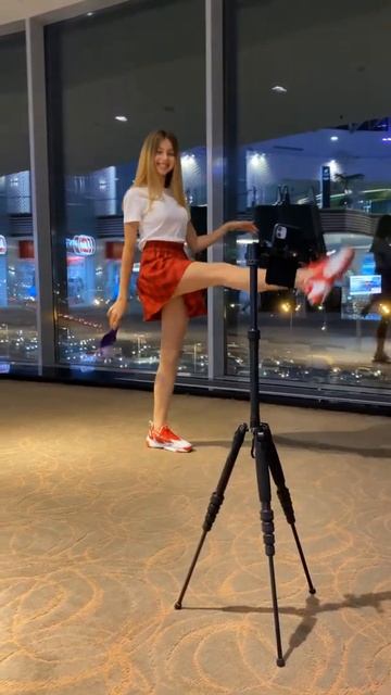 Shorts video 53s / In a shopping centre /Mari Kruchkova смотреть онлайн