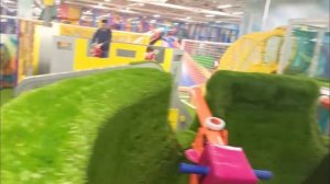 Лайк Настя и Папа играют в детском игровом центре