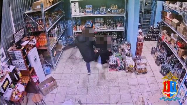 Полицейские задержали мужчину, разгромившего алкомаркет в Иванове и избившего продавца