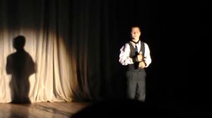 Мальчик красиво поёт