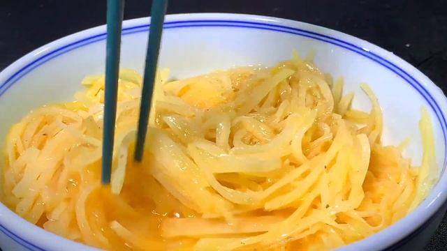 把雞蛋倒入土豆裡面，出鍋瞬間變美食，很多人都沒這樣吃過，真香 【一畫美食】#土豆絲雞蛋餅 #土豆絲雞蛋餅的做法 #土豆絲雞蛋餅料理 #土豆絲雞蛋餅食譜 #土豆絲雞蛋餅的煮法