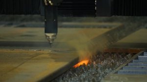 Процесс врезки на станке лазерного раскроя мощностью 40 кВт