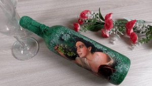 Декор бутылки с использованием трафарета