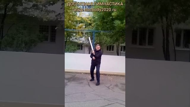 Упражнения со стальным кнутом Цинь Цюн на спортплощадке (12)