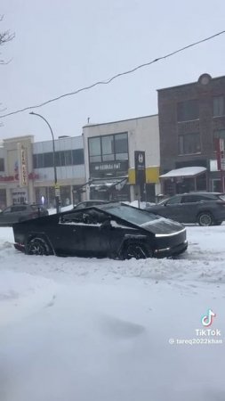 Илон Маск, так не пойдёт: Cybertruck не смог осилить несколько сантиметров снега в Монреале, круп...