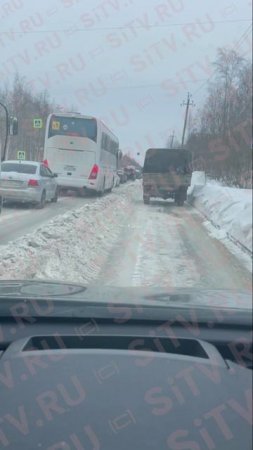 В Сургуте дорогу на улице Маяковского почистили, как и просили водители, до самого бордюра  но ест