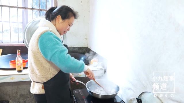 大鍋煮過的春筍，媳婦拿來炒猪肉，清脆可口超級下飯 | Big pot boiled bamboo shoots, to fry pork, crisp and delicious смотреть онлайн