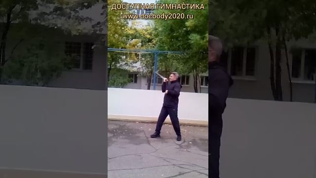 Упражнения со стальным кнутом Цинь Цюн на спортплощадке (8)