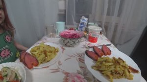 Жизнь в деревне. Ничего не получается, видимо не о том я думаю. Жаренная картошка и борщ.