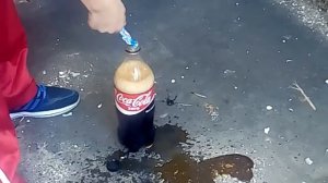 Взрываем колу (ложим мятный ментос)