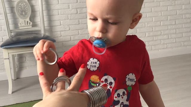 Малыш Саша играет с мамой в свои игры смотреть онлайн