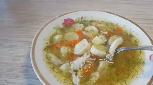 Суп с чесночными галушками  и мясом курицы.