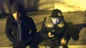 парень круто читает рэп