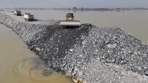 Строительство, очередная дорога через озеро