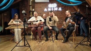 на камнях растут деревья