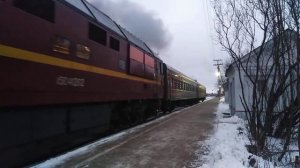 Отправление тепловоза ТЭП70-0126 с пригородным поездом Оредеж-Дно со станции Оредеж