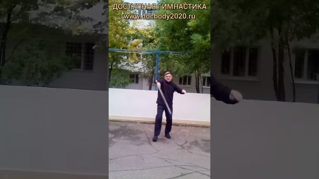 Упражнения со стальным кнутом Цинь Цюн на спортплощадке (10)