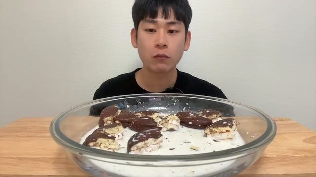 ASMR 초코덕후의 초코파이 우유 부먹 초코 디저트 초코파이 먹방 🍫 CHOCOLATE DESSERT MUKBANG смотреть онлайн