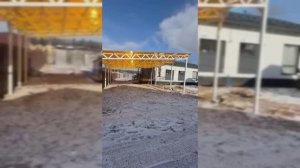 Односкатный навес из сотового поликарбоната.
Цвет кровли: оранжевый, каркас: белый.