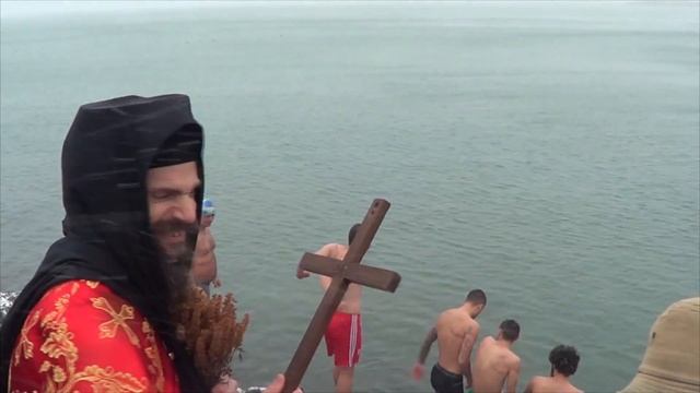 В Поморие 28 смелчаци скочиха в морето на Богоявление смотреть онлайн