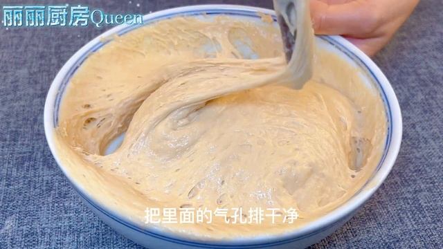 把可樂倒入麵粉中，真厲害，出鍋沒想到這麼好吃，比蛋糕還香甜 ， A recipe of    Cola flour, better than cake still sweet