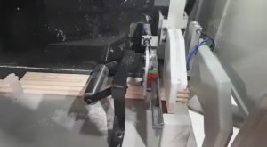 Автоматическая торцовка MasterCut250. Вырезка дефектов по мелкам, высокая точность, торцовка пачек
