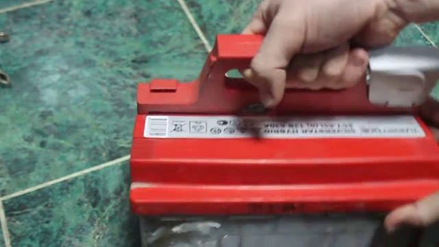 Течь электролита из под крышки аккумулятора смотреть онлайн