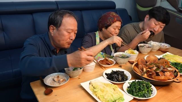 직접 키운 채소들로 만든 정갈하고 푸짐한 한식 한 상! 고등어조림, 배추전, 오징어국 (Korean homemade foods) 요리&먹방! - Mukbang eating sho