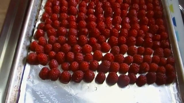 How to Freeze Raspberries: Noreen's Kitchen Quickie смотреть онлайн