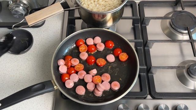 КАК ПРИГОТОВИТЬ МАКАРОНЫ С СОСИСКАМИ И СЫРОМ? Вкусные, с помидорами, на сковороде, на скорую руку смотреть онлайн