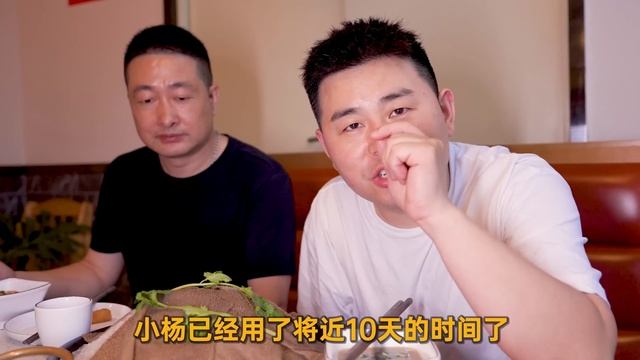 【超小厨】带广东朋友吃四川麻辣火锅！毛肚鸭肠麻辣锅底，越吃越上瘾！ смотреть онлайн