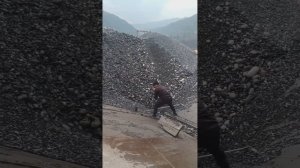 Строительство, разгрузка баржи