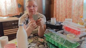 Устроила бардак. Готовлю тару к посевной.